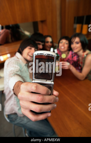 Gruppe von Menschen in einer Bar die Bilder von sich selbst Stockfoto