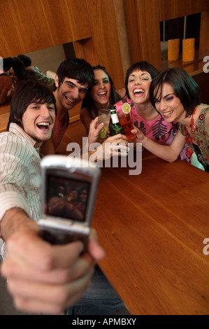 Gruppe von Menschen in einer Bar die Bilder von sich selbst Stockfoto