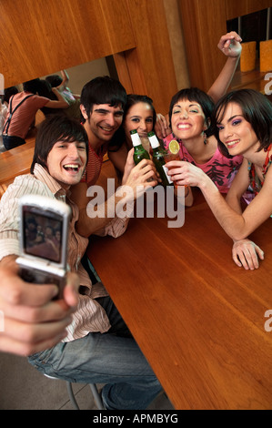 Gruppe von Menschen in einer Bar die Bilder von sich selbst Stockfoto