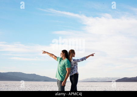 Paar Rücken an Rücken und zeigen in entgegengesetzte Richtungen von See Stockfoto