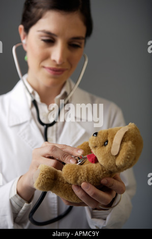 Frau Doktor kümmert sich ein Teddybär, Kinderarzt Stockfoto