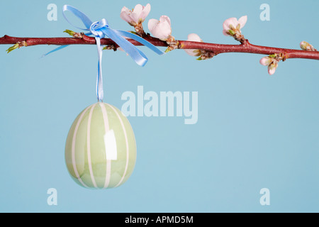 Keramik Osterei auf Cherry Blossom Zweig (close-up) Stockfoto