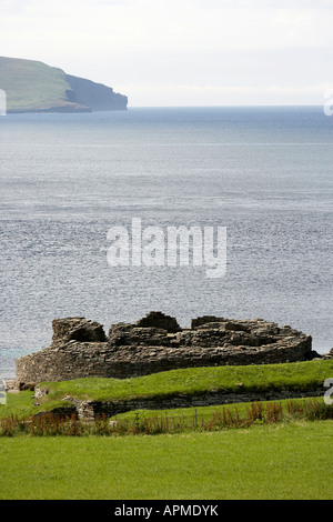 Midhowe Broch Eisen Alter befestigte Festung mit Blick auf Eynhallow Sound Rousay Isalnd Orkney Scotland UK Stockfoto