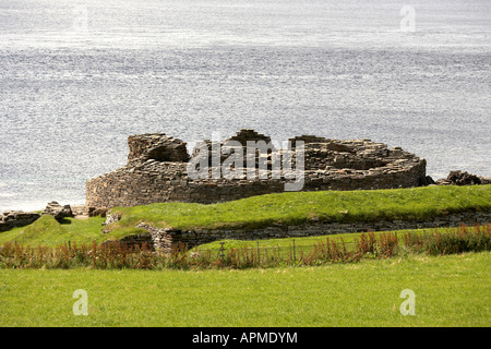 Midhowe Broch Eisen Alter befestigte Festung mit Blick auf Eynhallow Sound Rousay Isalnd Orkney Scotland UK Stockfoto