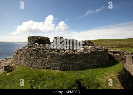 Midhowe Broch Eisen Alter befestigte Festung mit Blick auf Eynhallow Sound Rousay Isalnd Orkney Scotland UK Stockfoto