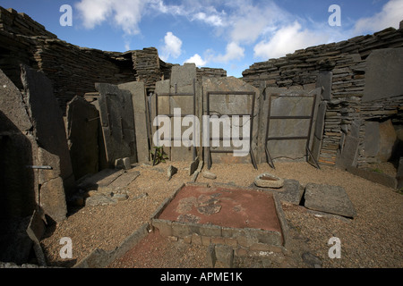 Brunnen und Herd bei Midhowe Broch Eisen im Alter befestigte Festung Rousay Isalnd Orkney Scotland UK Stockfoto