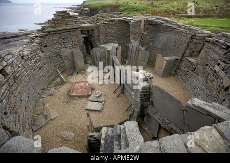 Midhowe Broch Eisen Alter befestigte Festung mit Blick auf Eynhallow Sound Rousay Isalnd Orkney Scotland UK Stockfoto