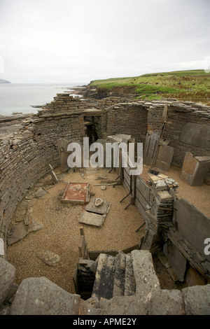 Midhowe Broch Eisen Alter befestigte Festung mit Blick auf Eynhallow Sound Rousay Isalnd Orkney Scotland UK Stockfoto