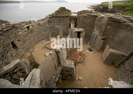 Midhowe Broch Eisen Alter befestigte Festung mit Blick auf Eynhallow Sound Rousay Isalnd Orkney Scotland UK Stockfoto