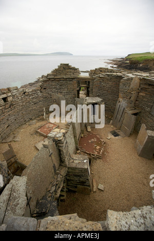 Midhowe Broch Eisen Alter befestigte Festung mit Blick auf Eynhallow Sound Rousay Isalnd Orkney Scotland UK Stockfoto