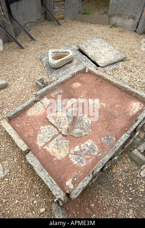 Brunnen und Herd bei Midhowe Broch Eisen im Alter befestigte Festung Rousay Isalnd Orkney Scotland UK Stockfoto