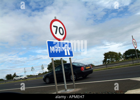 70 km/h Weg anmelden M77, in der Nähe von Kilmarnock, zentrales Schottland 2006 Stockfoto