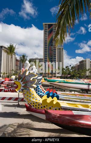 Drachenboote und Paddelboote hochgezogen auf Sand Waikiki Beach Honolulu Hawaii USA Stockfoto