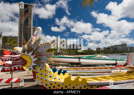 Drachenboote und Paddelboote hochgezogen auf Sand Waikiki Beach Honolulu Hawaii USA Stockfoto