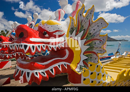 Bunte Galionsfigur Drachenboote hochgezogen auf Sand Waikiki Beach Honolulu Hawaii USA Stockfoto