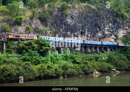 Personenzug auf Krasae Trestle Holzbrücke Burma Railway Kanchanaburi Thailand Stockfoto