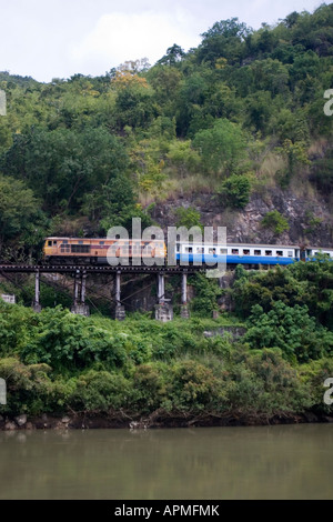 Personenzug auf Krasae Trestle Holzbrücke Burma Railway Kanchanaburi Thailand Stockfoto