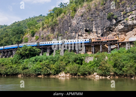 Personenzug auf Krasae Trestle Holzbrücke Burma Railway Kanchanaburi Thailand Stockfoto