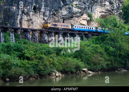 Personenzug auf Krasae Trestle Holzbrücke Burma Railway Kanchanaburi Thailand Stockfoto