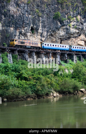 Personenzug auf Krasae Trestle Holzbrücke Burma Railway Kanchanaburi Thailand Stockfoto