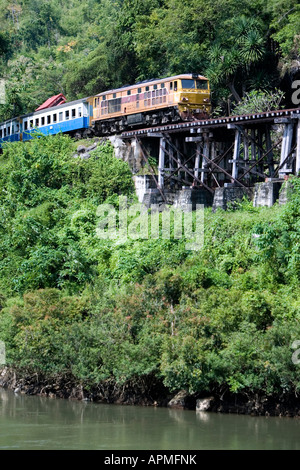 Personenzug auf Krasae Trestle Holzbrücke Burma Railway Kanchanaburi Thailand Stockfoto