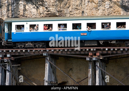 Personenzug auf Krasae Trestle Holzbrücke Burma Railway Kanchanaburi Thailand Stockfoto