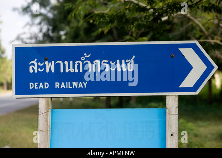 Amüsante Dead Railway Straßenschild Saiyok in der Nähe von Kanchanaburi Thailand Stockfoto