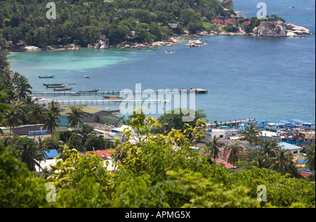 Blick über Stadt und Hafen von Ban Mae Hut Koh Tao Thailand Stockfoto