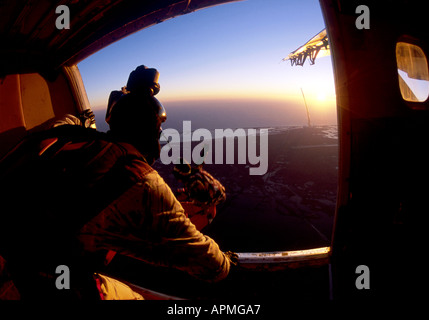 Beenden ein Flugzeug in der Morgendämmerung, Fallschirmspringen, Titusville, Florida, USA Stockfoto