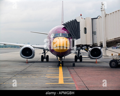 Vogel Schnabel Bugnase des low-cost Nok Air Boeing 737 an Jetway Thailand abgestellt Stockfoto