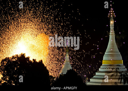 Loy Krathong Festival Feuerwerk am Hügel Tempel Wat Phra, dass Doi Kong Mu können Biene gesehen über Mae Hong Son Thailand Stockfoto