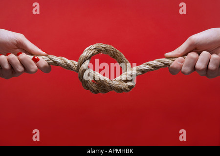 Zwei Hände binden von Knoten (close-up) Stockfoto