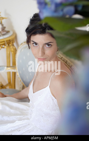 Junge Frau in Kleid (Portrait, hohe Betrachtungswinkel) Stockfoto