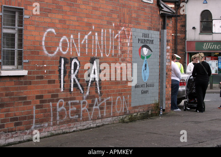 Eine Reihe von irischen Republikaner Wandmalereien auf der Straße Wände um West Belfast, Nordirland. Stockfoto