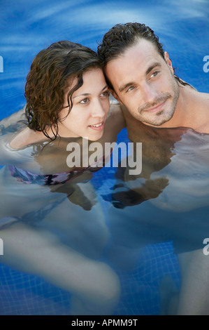 Mitte nach Paar in Wasser (Portrait, hohe Betrachtungswinkel) Stockfoto
