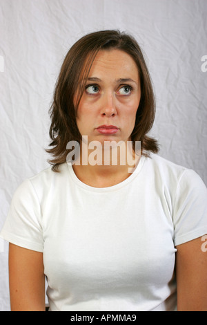 Brünette Frau mit traurigen, niedergeschlagenen depressiv düstere unten glum mit gebrochenem Herzen tief temperamentvolle düster traurig unruhigen Gesichtsausdruck Stockfoto