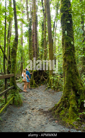 Touristen-paar Regenwald Morne Trois Pitons National Park of Dominica ist National Heritage Site Karibik erkunden Stockfoto
