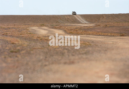 Geländewagen, Reiten durch felsige Wüste in der Nähe von Khyargas Nuur See. UVs-Aimag (Provinz). Mongolei Stockfoto