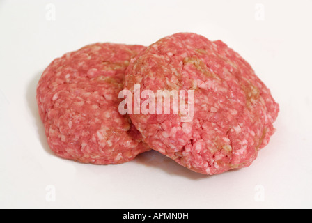 Zwei Rohe Frikadellen isoliert auf weißem Hintergrund Stockfoto