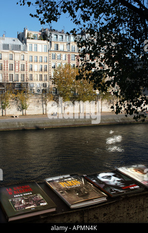 Bücher und Zeitschriften zu verkaufen am linken Ufer des Flusses Seine Paris Frankreich Stockfoto