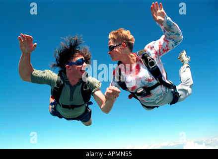 Zwei Fallschirmspringer Hand in Hand im freien Fall Stockfoto