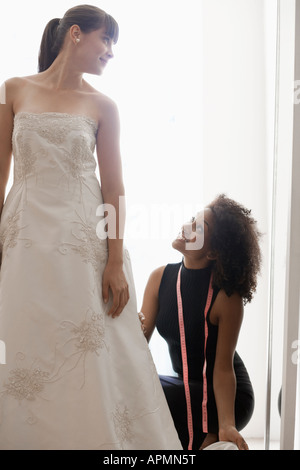 Frau Einstellen der Braut Hochzeit Kleid Stockfoto