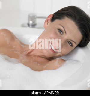 Junge Frau unter Bad Stockfoto