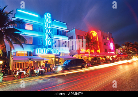 Leuchtende Neon Akzente Art-Deco-Ära Hotels am Ocean Drive in der Dämmerung Miami Beach Florida Stockfoto