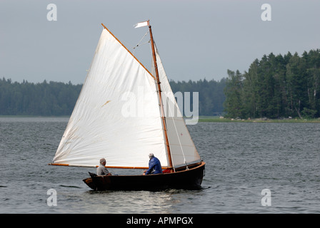 Ein altes Ehepaar und einem hölzernen Segelschiff in Porvoo Archipel, Porvoo, Finnland, Europa. Stockfoto