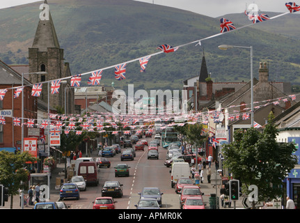 Touristen genießen viele offene Doppeldeckerbusse rund um Belfast. Besucher können viele Ausblicke und Kunstwerke an den Wänden der Gegend fotografieren. Stockfoto