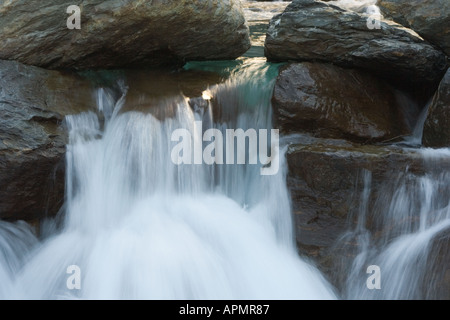 Plimabach Fluss Gletscherwasser gießt zwischen Felsen Stockfoto
