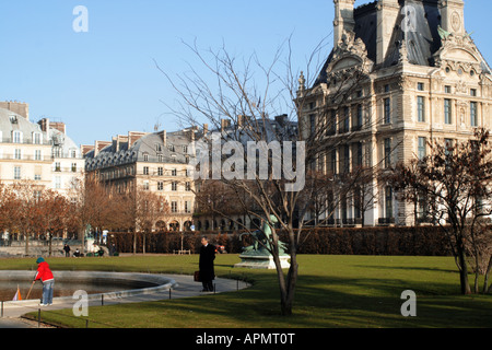 Französischer Geschäftsmann beobachtete Kind Modell Segelboot auf dem Teich im Jardin Des Tuileries Paris Frankreich Stockfoto