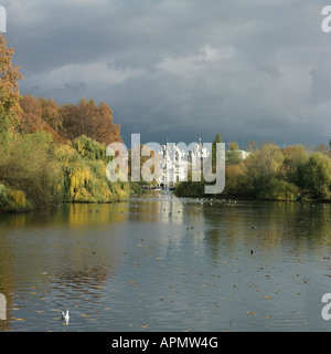 Blick über das Wasser im St. James Park, London. Stockfoto