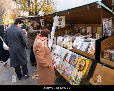 Einer der freien Stände verkaufen Kunst und Bücher auf dem linken Ufer der Seine, Paris, Frankreich-Europa Stockfoto